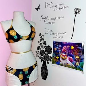 Padded 
Reversible Pineapple 🍍 and Black Bikini